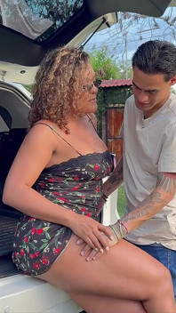 Sokakta Tanıştıkları Güzel Abanoz MILF Kocaman Bir Penis Sürüyor, Onu Vajinasına Derin İçe Sokuyor