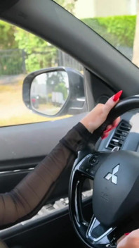 Conduciendo con tacones y medias