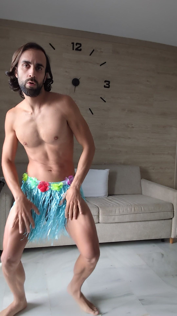 Zeus Ray: Ik Dans Met Hawaiiaanse Rok En Tribale Muziek En Ik...