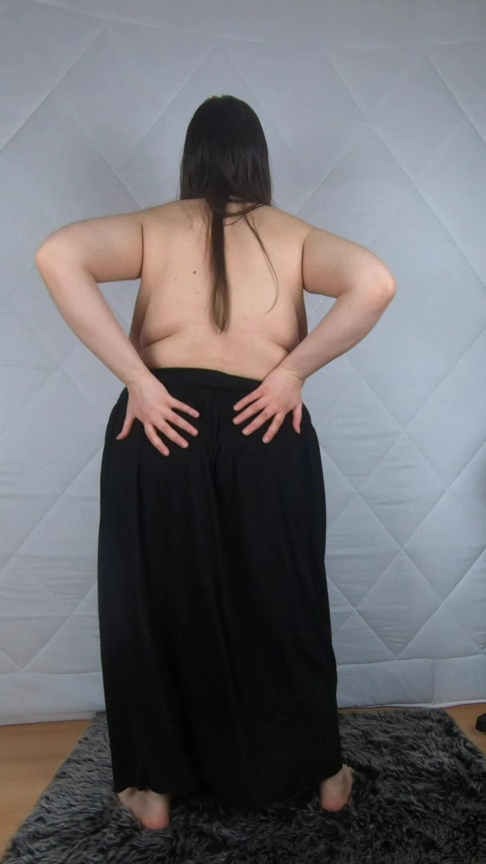 Lena Rose: Lena tańczy topless w długiej spódnicy