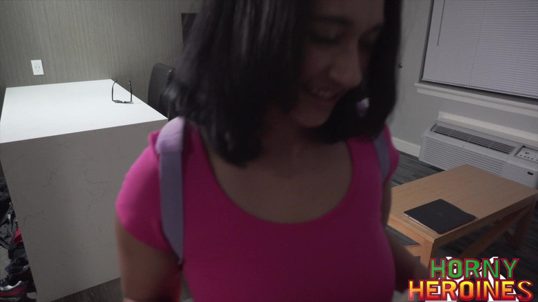 Freak Mob Media: Dora si cewek pantat bahenol lagi asik sama raksasa pria...