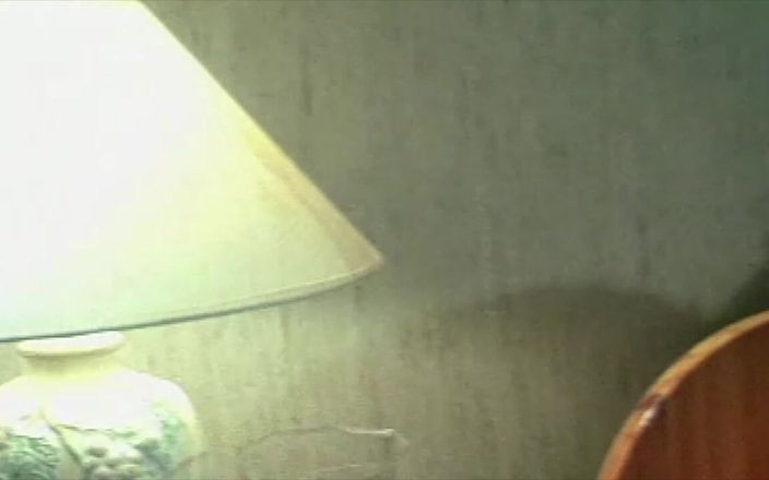 Inthe MILF room: 彼女の夫は彼女をだまし、彼女は若い男の子とセックスすることによって復讐します