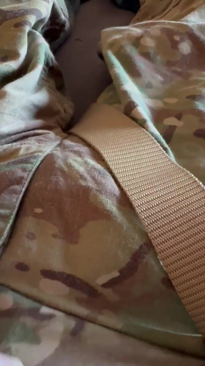 Gay Soldier Stuff: Soldaat trekt zich af met de blauwe boksbroek van zijn...