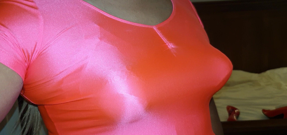 Sexy shinny clothes: スーパーシャイニーピンクトップスととがったおっぱい、90年代のトレーニングウェア