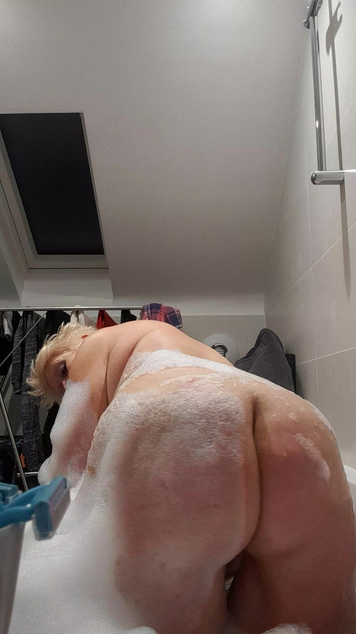 Uk Joolz: Joolz lagi asik muasin memeknya pakai gelembung di kamar mandi