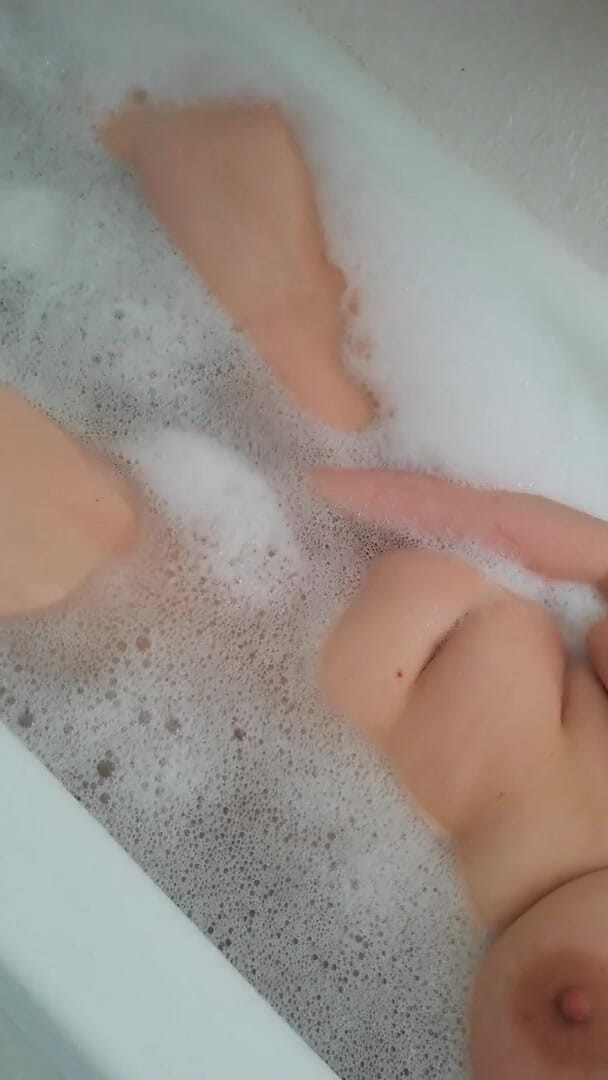 Putarankahotmilf: Masturbasi diam-diam di bak mandi