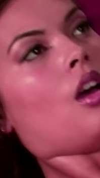 Brunette schoonheid met enorme tieten geniet van een harde pik