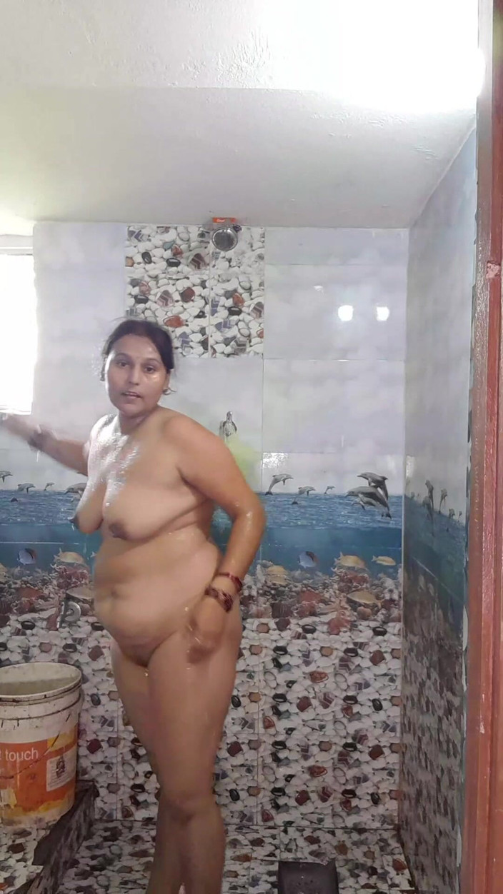 Puja555: Puja bhabhi Morning blog pulizia scena bagno casa