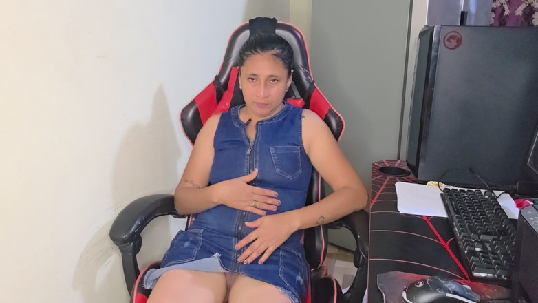 Lady: Красива мачуха з тугою пиздою мастурбує в своєму ігровому кріслі