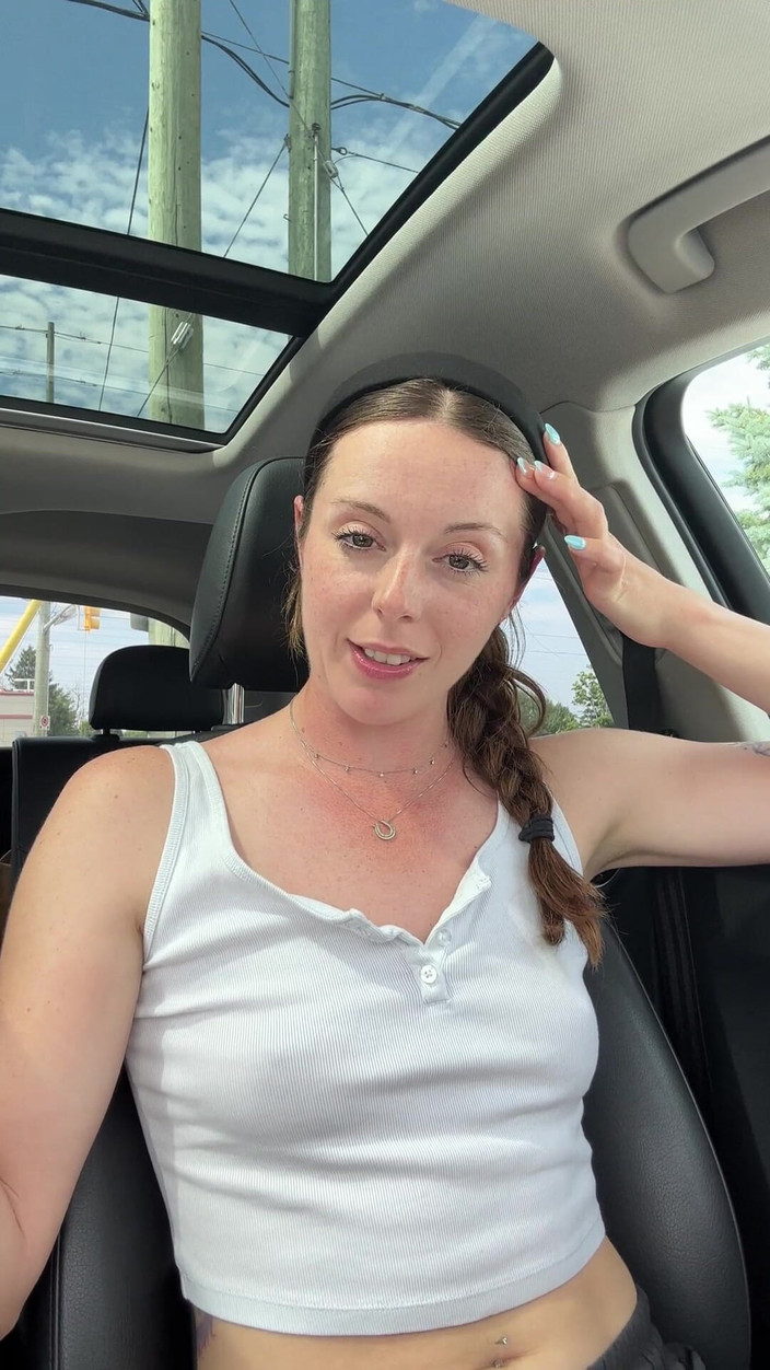 Nadia Foxx: व्यस्त पार्किंग लॉट में एक प्यारा नया वाइब्रेटर आजमाना!