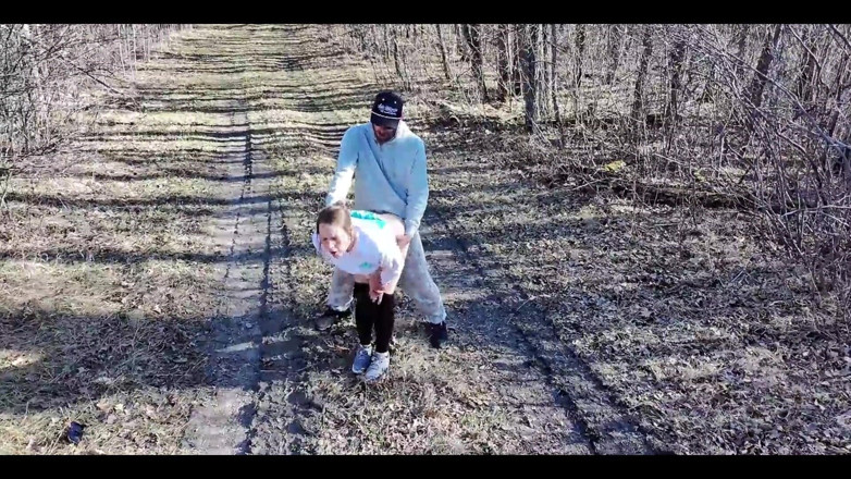 Mya Lane: Futută afară în timp ce o dronă ne urmărea