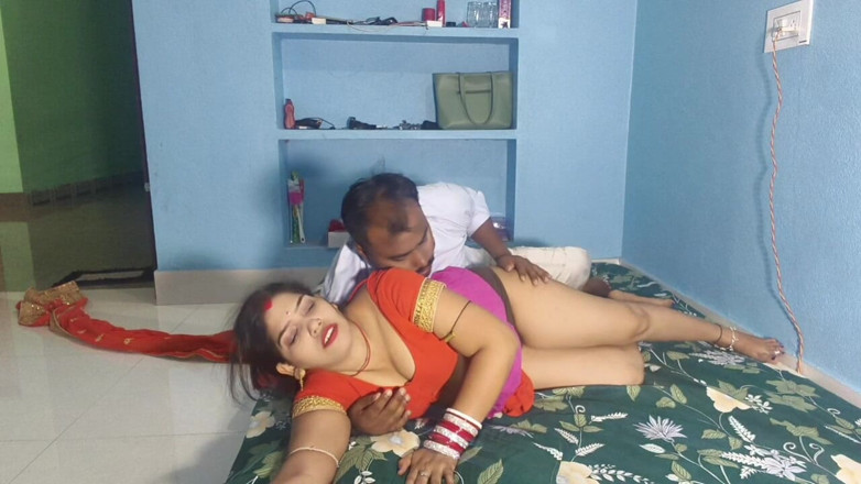 Sona bhabhi: uriya hot patni apne pati ko maarti hai aur apne...