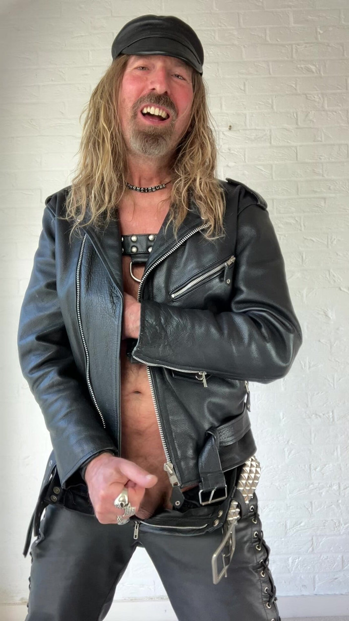 Longhairdude: Longhairdude i läder wanks och skär