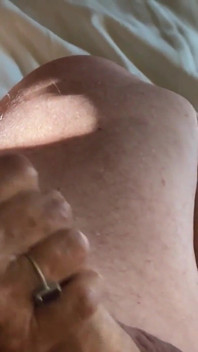 Une femme mature fait une branlette puis se fait recouvrir les pieds de sperme