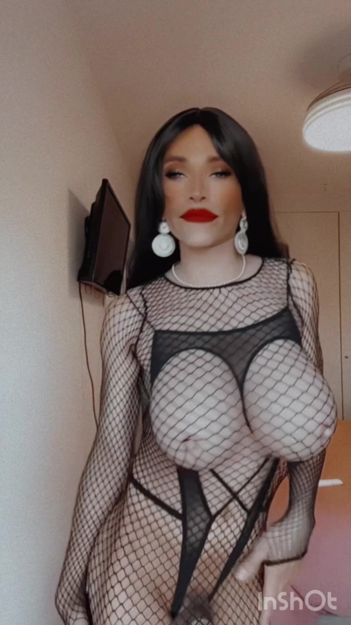 Sissy Slut Brianna: क्या आप उपयोगी बनना चाहते हैं? मुझे कोशिश करने दो, और तुम हिलने की हिम्मत मत करो