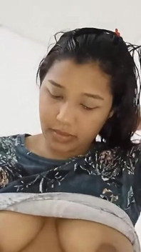 Todo mundo estava fora de casa e eu entrei no quarto da minha meia-irmã e eu a surpreendi gravando ela gostou e acabamos fu