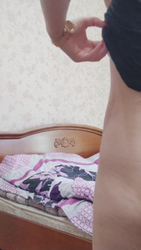 내 침실에서 여친이 옷을 벗고 나에게 자신을 보여줘