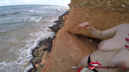 Miriam Prado: Pareja amateur follando en una playa y él se corre en...