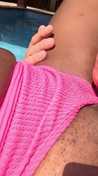 La miLF tettona nera si fa mangiare la figa da un turista bianco nella piscina del complesso turistico