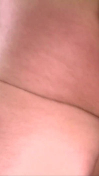 Bionda piccola con un piercing scopa la figa e lecca