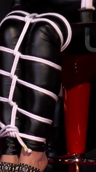 Latex Goth Girl knullar sin sexslav och han kommer i ansiktet