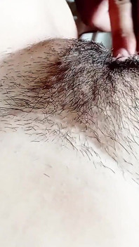 POV: Meu marido explora minha buceta peluda, lambendo e beijando até me trazer para um delicioso orgasmo real