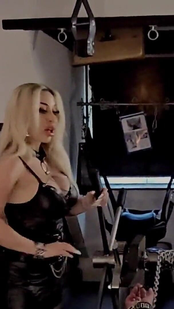 Strict Senz: Sheela Sinner przesłuchanie w sprawie kary stojaka mojego brudnego ogrodnika...