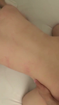 Une femme sensueuse en coupe E trompe son mari pendant que ses courbes matures cèdent à Ntr Desire.
