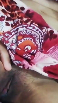 Teen ragazza a casa da sola tette piccole e masturbazione figa calda