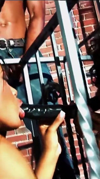 Justiția ia o pulă neagră masivă în cur în timpul sexului în trei în cușcă BDSM