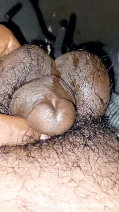 Sissy Bisexual: 毛茸茸的小鸡巴撒尿和玩耍汇编