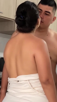 Un cuplu amator frumos împarte bucătăria și face sex delicios dimineața