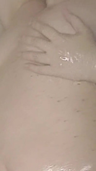 MAMĂ SEXY ÎN BAIE CARE SE JOACĂ CU UN VIBRATOR