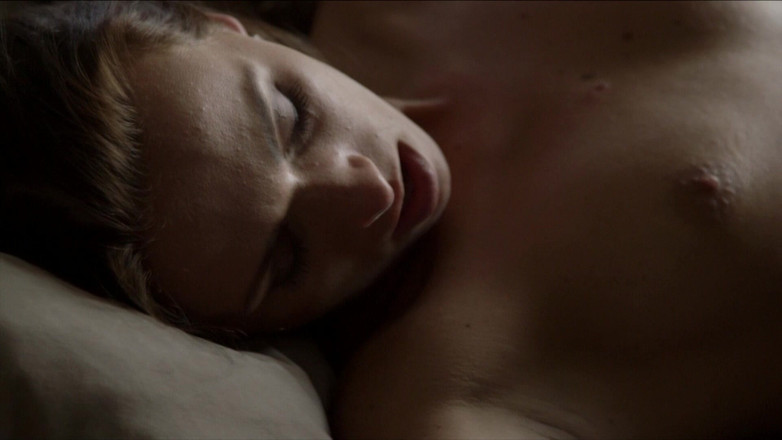 Romance with Love: Brunetka kráska saje ptáka a tvrdě jezdí na gauči