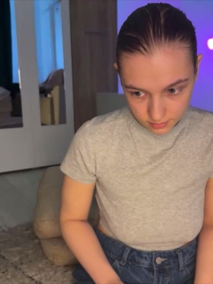 JuiceLussie: Playing with Her Pussy on Webcam
