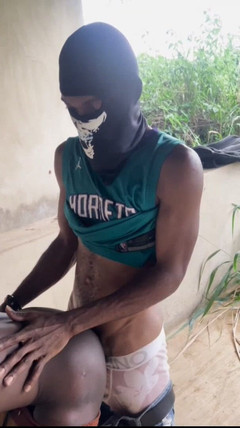 Chief_daddyy: Deux hommes baisent sur une place.