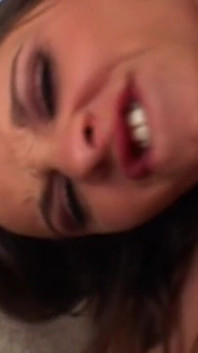 Brunetka Babe je tvrdě ošukaná a vystříkaná na obličej
