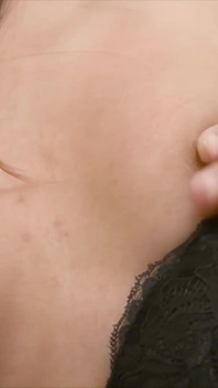 Thai ladyboy belle si masturba con una bella sborrata