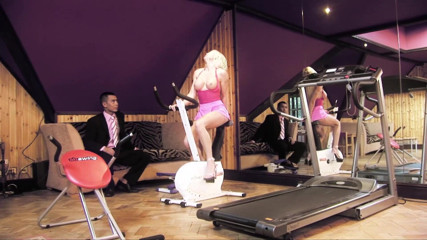 Leon Lambert Girls Twerk Parties CFNM: Sexy blonďatá těsná kundička svádí asijského obchodníka a vysává mu...