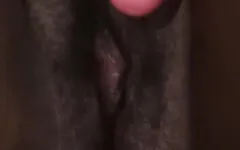 在湿润的处女阴户上好好地摩擦