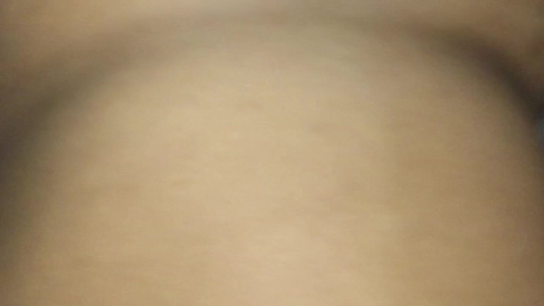 xxxking: 我在我的房间里休息，我的继兄把他的阴茎插入我的阴户。