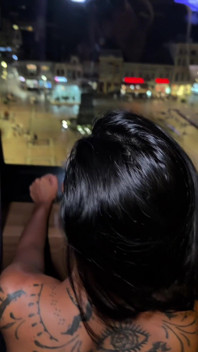 Noční pohled na sex - Tiskne její prsa proti oknem a prosí o hlouběji v POV