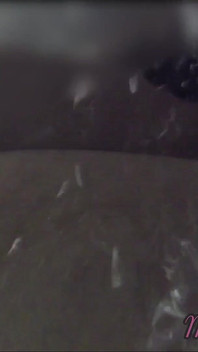 Ukazuji mi kundičku před klukem v bazénu a pomáhá mi masturbovat Je to velmi riskantní