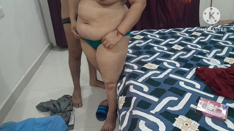 Salmaan001: Desi nevlastní otec šuká svou nevlastní dceru Roleplay v hindské audio.