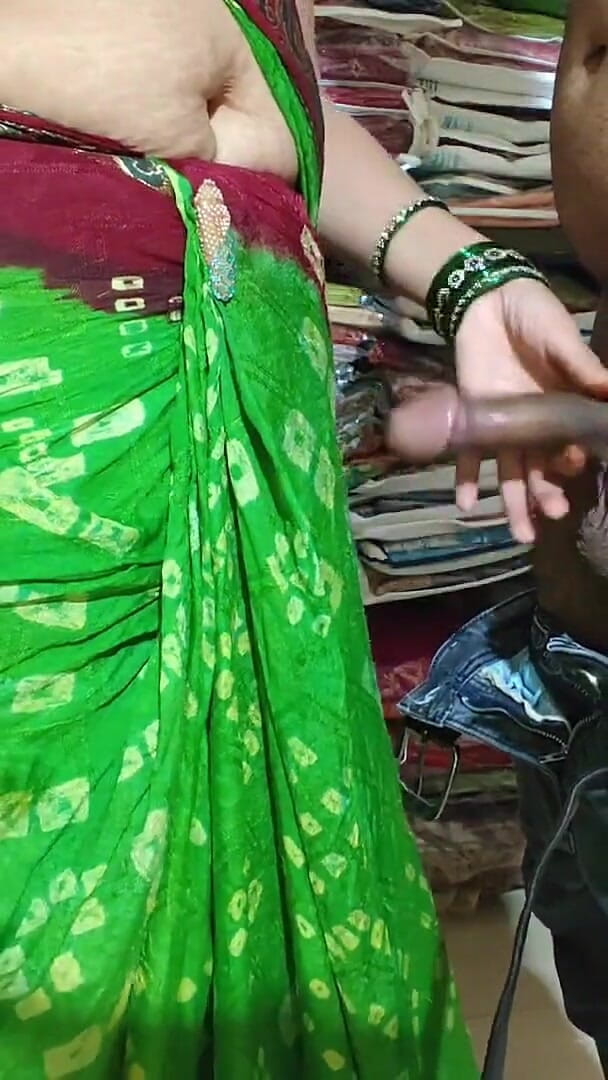 Sexy baby girl: Bhabhi follada a cambio de un nuevo sari