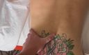 Dirty Red Slut: Em gái tatted lấy con cu đó từ phía sau