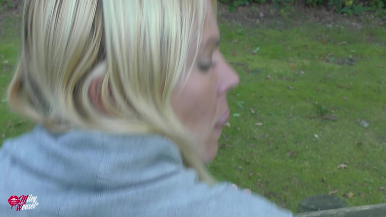Miley Weasel: Збуджену повію в парку впізнали і сквіртували на всьому тілі!!