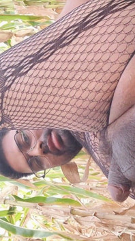 Stavo giocando con un grosso dildo nel mio campo