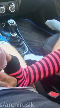 Drăguța sclipitor nu mai este virgină. șoferul de taxi se fute femboy în cur pe autostradă fără prezervative