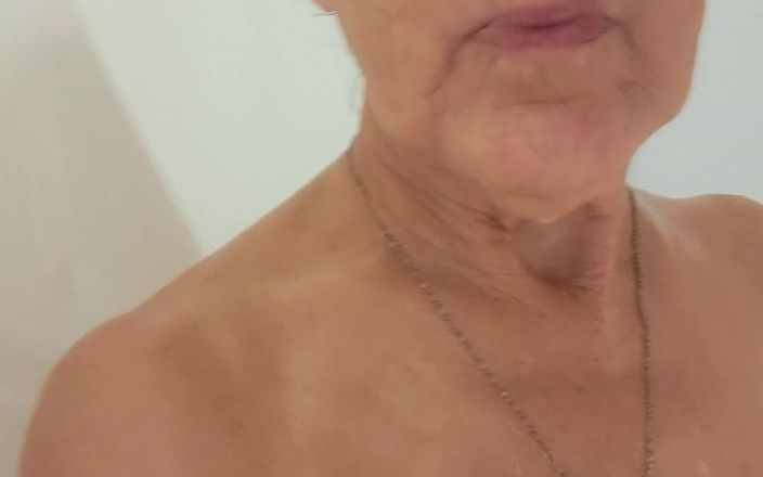 Mommy Dearest: Зрелая бабушка принимает бурный душ
